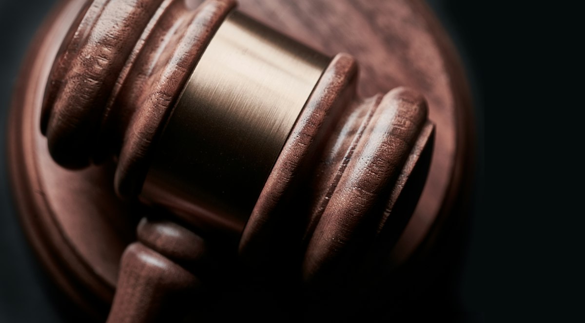 Magistrada em tribunal a salvaguardar o superior interesse da criança