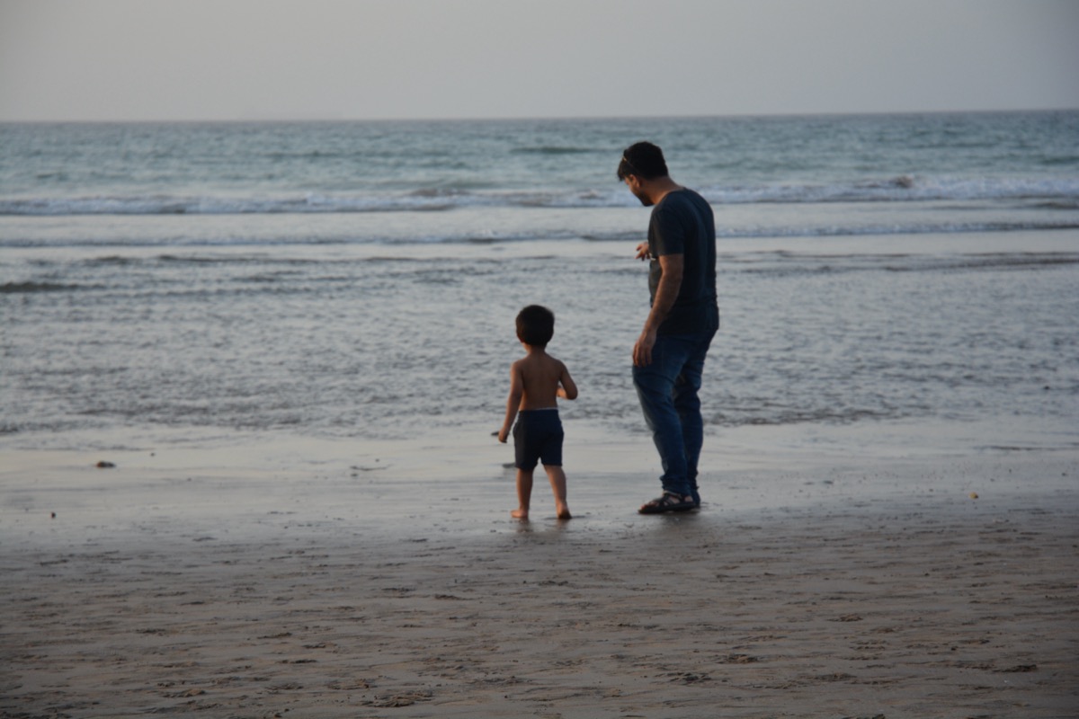 Pai e filho juntos na praia em momento de serenidade